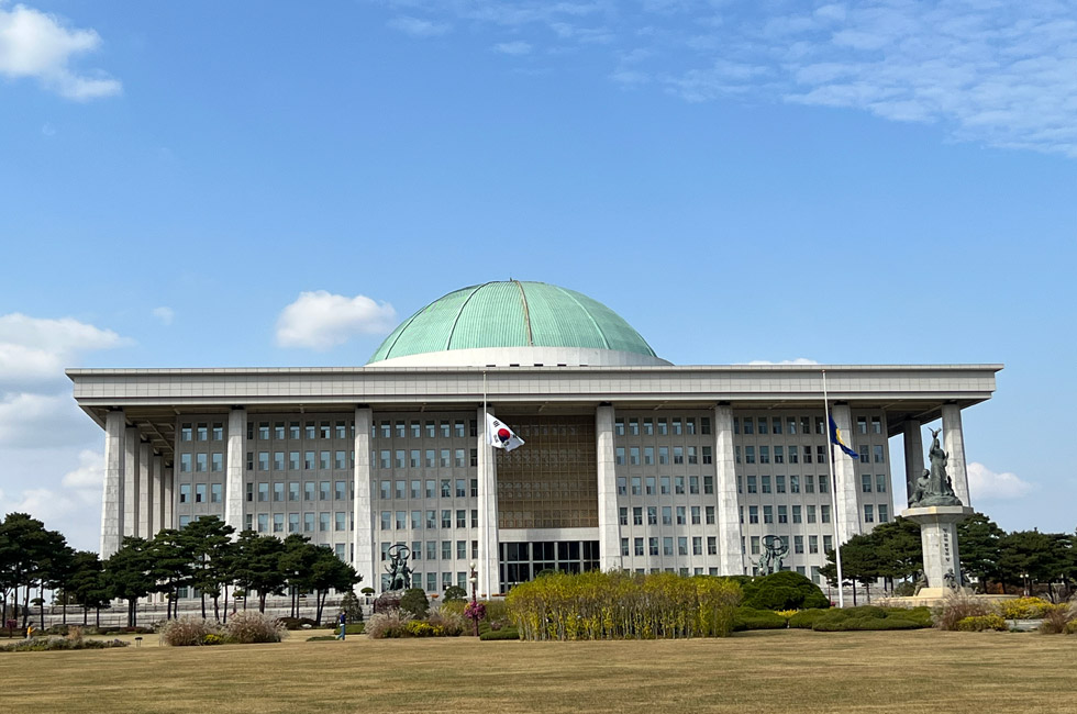 韩国国会降半旗哀悼梨泰院踩踏事故遇难者