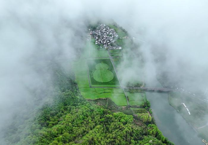 安徽休宁：烟雨山村春色美